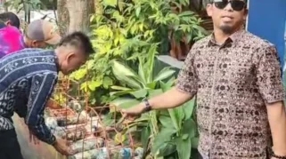 Kadindikbud Serang Ngamuk di SDN Cilampang, Sapu Sampah Sendiri dan Ancam Copot Kepsek