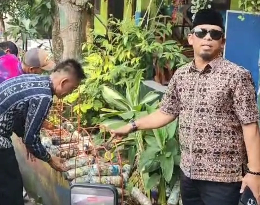 Kadindikbud Serang Ngamuk di SDN Cilampang, Sapu Sampah Sendiri dan Ancam Copot Kepsek