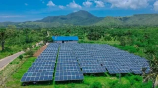 KAI Pasang 113 Unit PLTS di 92 Lokasi untuk Kurangi Emisi Karbon hingga 5.800 Ton per Tahun