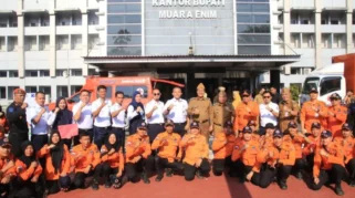 KAI Serahkan Ambulans dan Toilet untuk Penanggulangan Bencana Muara Enim