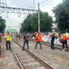 KAI Services Bersihkan Jalur Rel Pasar Senen sampai Gang Sentiong untuk Keselamatan Perjalanan