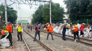 KAI Services Bersihkan Jalur Rel Pasar Senen sampai Gang Sentiong untuk Keselamatan Perjalanan