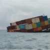 Kapal Kargo Tenggelam di Perairan Batam, Ratusan Kontainer Berserakan di Selat Malaka