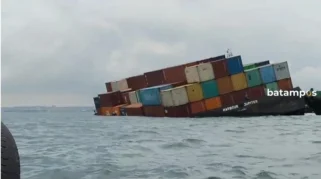 Kapal Kargo Tenggelam di Perairan Batam, Ratusan Kontainer Berserakan di Selat Malaka