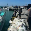 Kapal Pengangkut Bantuan Pangan Terbalik di Gili Ketapang, 7 Ton Sembako Tenggelam