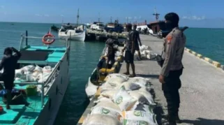 Kapal Pengangkut Bantuan Pangan Terbalik di Gili Ketapang, 7 Ton Sembako Tenggelam