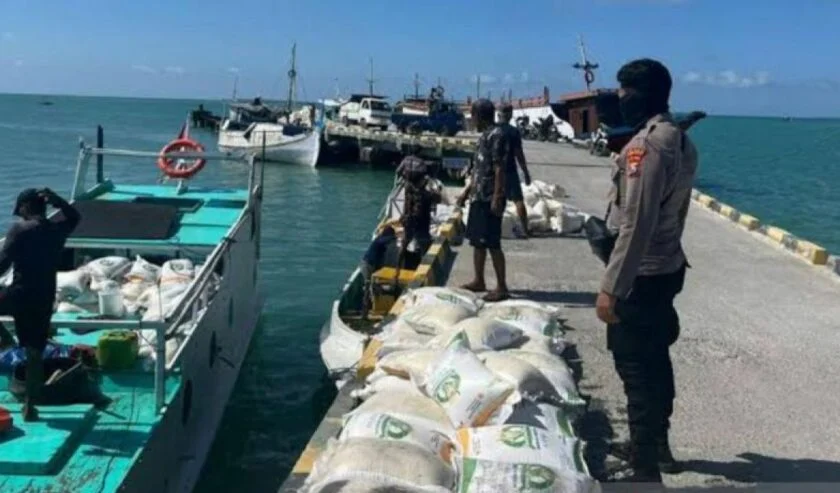 Kapal Pengangkut Bantuan Pangan Terbalik di Gili Ketapang, 7 Ton Sembako Tenggelam