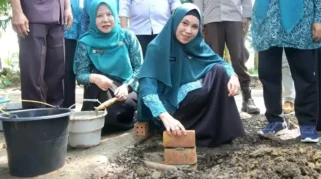 Kapolres Pasbar Letakkan Batu Pertama Bedah Rumah untuk Nenek Kartini di Kecamatan Kinali