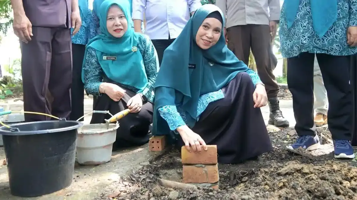 Kapolres Pasbar Letakkan Batu Pertama Bedah Rumah untuk Nenek Kartini di Kecamatan Kinali