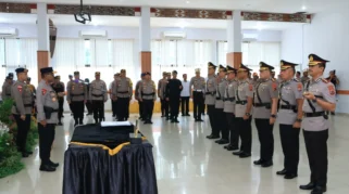 Kapolres Sampang Pimpin Sertijab Pejabat Utama dan Enam Kapolsek, Tekankan Adaptasi dan Pelayanan Humanis
