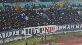 KDM Serahkan Kadeudeuh Rp1 Miliar untuk Persib Bandung