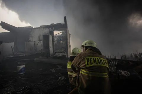 Kebakaran di Palembang, 3 Bocah Terkunci dalam Rumah Berhasil Dievakuasi Damkar dan Warga