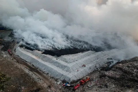 Kebakaran TPA Jatiwaringin Tangerang, 9 Mobil Damkar Dikerahkan