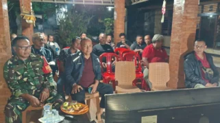 Kemanunggalan TNI-Rakyat, Babinsa Gubug Berbaur Nobar Piala Dunia 2026