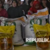 Kemensos Salurkan Bantuan Beras dan Minyak untuk 1.632 Keluarga di Bekasi