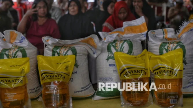 Kemensos Salurkan Bantuan Beras dan Minyak untuk 1.632 Keluarga di Bekasi