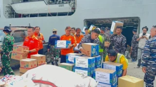 Kepala Basarnas Nias Kunjungi KRI Semarang-594 di Pelabuhan Angin Gunungsitoli untuk Perkuat Sinergi Kemanusiaan