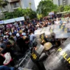Kericuhan Warnai Eksekusi Hotel Sultan di GBK Senayan, Jakarta: Massa Lempar Batu ke Aparat