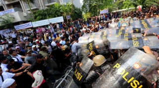 Kericuhan Warnai Eksekusi Hotel Sultan di GBK Senayan, Jakarta: Massa Lempar Batu ke Aparat