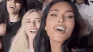 Kim Kardashian Hadir di Konser Ariana Grande di L.A., Tunjukkan Keakraban dengan Sang Penyanyi