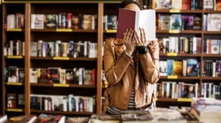 Kisah di Antara Halaman Buku: Cinta dan Impian yang Terpisah Jarak