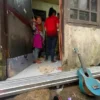 Kisah Novi, Bocah 12 Tahun di Depok Gendong Adik Temani Ibu Ngamen Demi Biaya Sekolah
