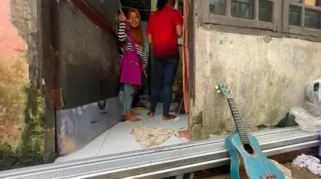 Kisah Novi, Bocah 12 Tahun di Depok Gendong Adik Temani Ibu Ngamen Demi Biaya Sekolah