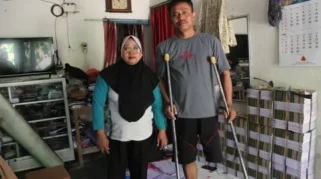 Kisah Pasutri Disabilitas di Kudus, Hidup dari Lipatan LKS dan Jahitan