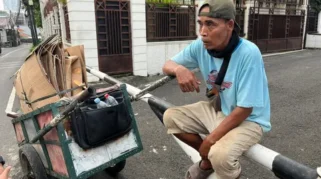 Kisah Tirta, Pedagang Rongsokan di Jakarta yang Menafkahi Tiga Anak dari Jalanan