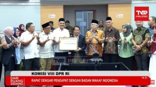 Komisi VIII DPR Wakafkan Rp 100 Juta ke BWI dari Iuran Kas Anggota
