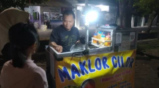 Konsistensi Pak Alfian Menjemput Rezeki: Kisah Penjual Maklor dan Cilor yang Tak Kenal Menyerah