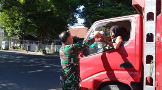 Koramil Lumajang Bagikan 100 Nasi Kotak Lewat Jumat Berkah, Wujud Kepedulian TNI