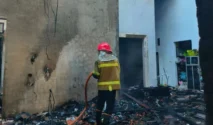 Korsleting Baterai Motor Listrik Picu Kebakaran Rumah di Banyuwangi, Kerugian Capai Rp400 Juta