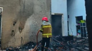 Korsleting Baterai Motor Listrik Picu Kebakaran Rumah di Banyuwangi, Kerugian Capai Rp400 Juta