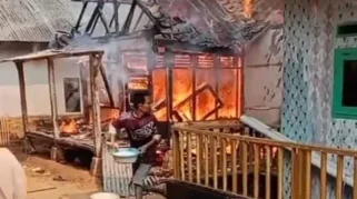 Korsleting Listrik Diduga Sebabkan Rumah Panggung di Lebak Ludes Terbakar