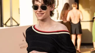 Kristen Stewart Sulap Preppy Resort Wear Chanel Jadi Tampilan Rebellious di Biarritz
