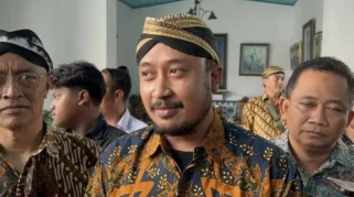Kubu LDA Mulai Blak-blakan Umumkan Pakubuwono XIV Hangabehi Jadi Pewaris Tahta Keraton Solo, Baliho Besar Terpasang di Gladak