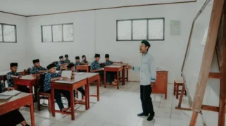 Kurikulum Tak Pernah Polos: Mitos Netralitas Pendidikan dan Kepentingan di Balik Pengetahuan yang Diajarkan