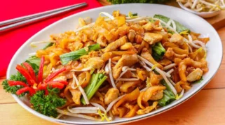 Kwetiau Goreng Legendaris Warung Bu Romla di Jember, Kuliner Malam Favorit yang Selalu Ramai Pembeli