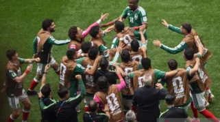 Laga Pembuka Yang Keras Dengan Tiga Kartu Merah, Meksiko Cukur Afrika Selatan 2 - 0