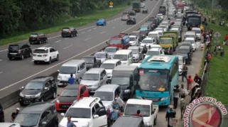 Libur Panjang, Antrean Kendaraan Mengular dari Tol Ciawi hingga Gadog, Volume Kendaraan Meningkat Signifikan