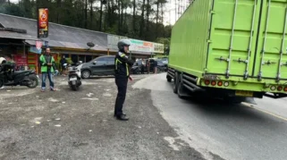Macet Horor di Sitinjau Lauik: Antrean Kendaraan Capai 8 Km Akibat Truk Rusak dan Material Proyek