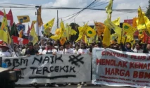 Mahasiswa Jember Desak Revisi UU Polri hingga Turunkan Harga BBM dalam Aksi di DPRD