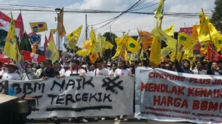 Mahasiswa Jember Desak Revisi UU Polri hingga Turunkan Harga BBM dalam Aksi di DPRD