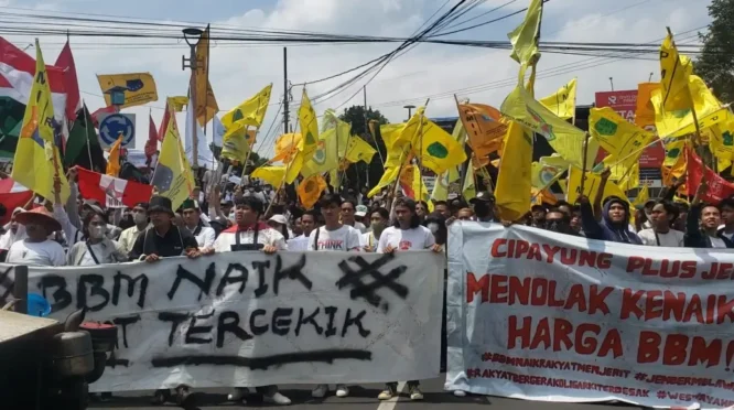 Mahasiswa Jember Desak Revisi UU Polri hingga Turunkan Harga BBM dalam Aksi di DPRD