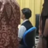 Mahasiswa PNJ Kepergok Ciuman Sesama Jenis, Disidang di Lapangan dan Orang Tua Bersujud Minta Maaf