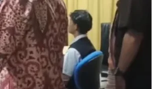 Mahasiswa PNJ Kepergok Ciuman Sesama Jenis, Disidang di Lapangan dan Orang Tua Bersujud Minta Maaf