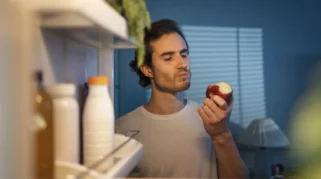 Makan Buah di Malam Hari: Fakta Ilmiah vs Mitos Kenaikan Berat Badan
