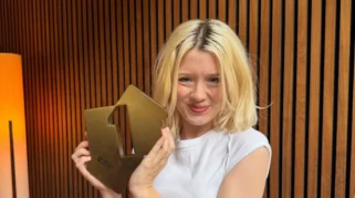 Makna Lagu 'Questions' Maisie Peters yang Viral: Ungkapan Percaya Diri Seorang Perempuan