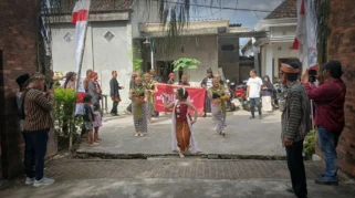 Malam 1 Suro, Warga Dusun Kemloso Banyuwangi Gelar Bersih Dusun dan Doa Bersama
